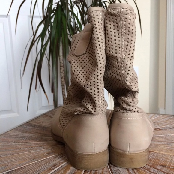 Used CGM Size 10 Cream Laser Cut Detailed Booties - Picture 3 of 8